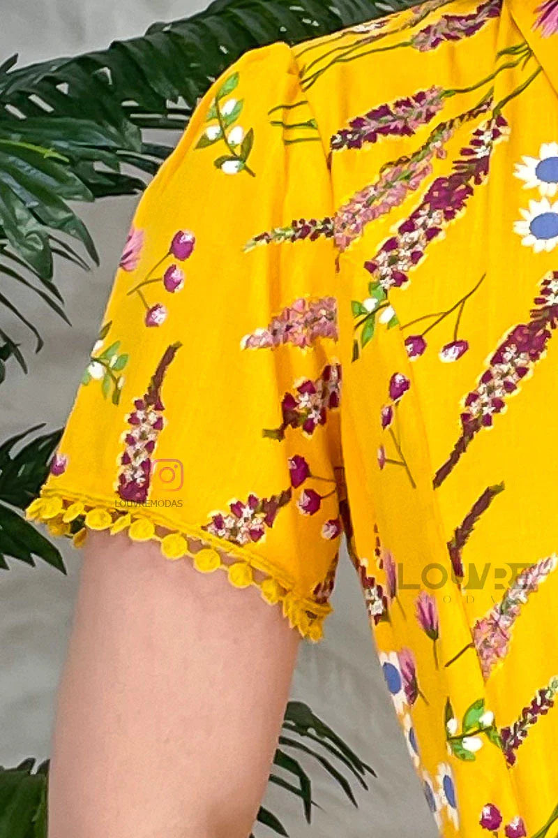 Vestido amarelo estampado com Botões funcionais, bolsos e detalhes em Guipir - Lançamento Moda Evangélica