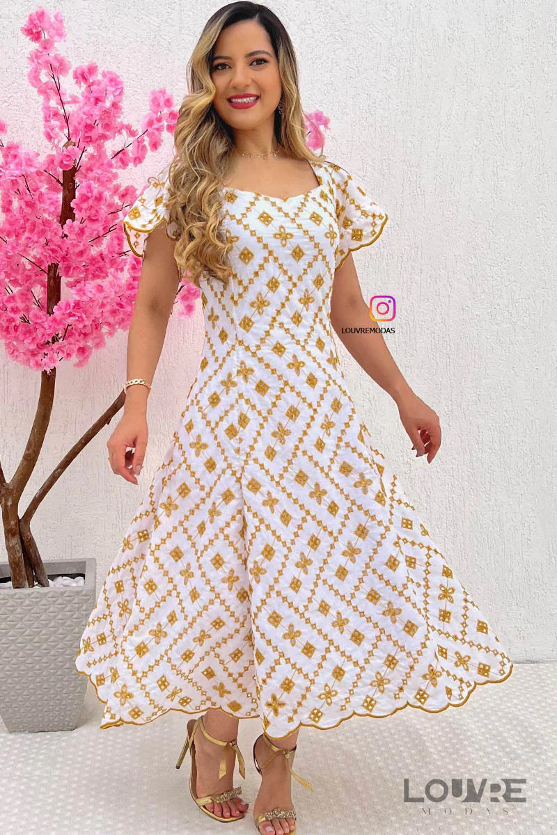 Vestido branco com bordados dourados - Lançamento Moda Evangélica