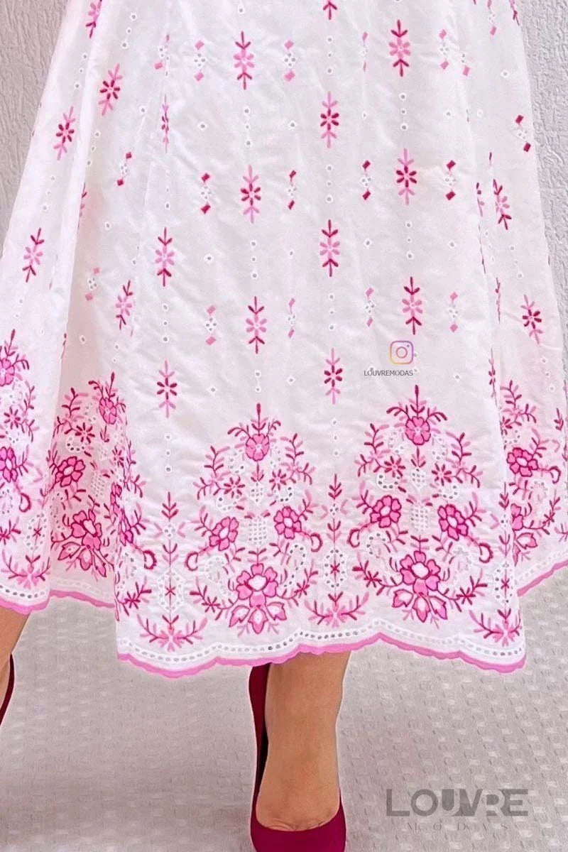 Vestido Midi em Laise de Algodão com Bordados Rosas - Lançamento Moda Evangélica e Executiva